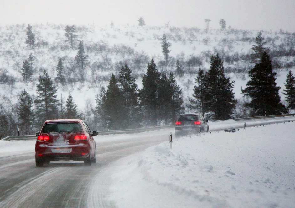 Машина на трассе зимой. Источник фото issa.pnzreg.ru