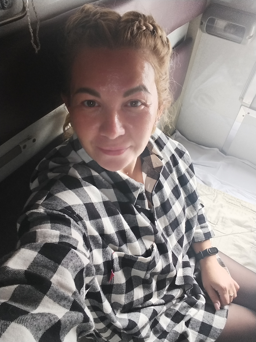 Намазала лицо мазью с пантенолом. Блещу 😄