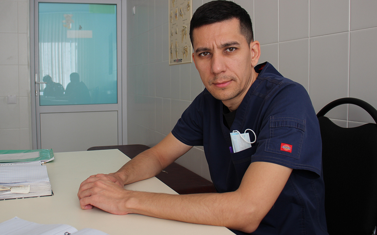 Али Нурматов: «Я понимаю, что это моя работа, которую надо делать. Во время Великой Отечественной войны никто не сидел в окопе с рассуждениями, идти ли в атаку. Человек просто делал то, что должен». Фото: Юлии Черепниной