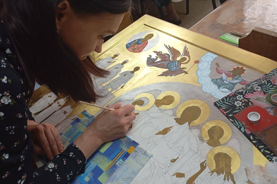    На фабрике «Городецкая роспись» трудятся иконописцы Анастасия СТЕПАНЕНКО