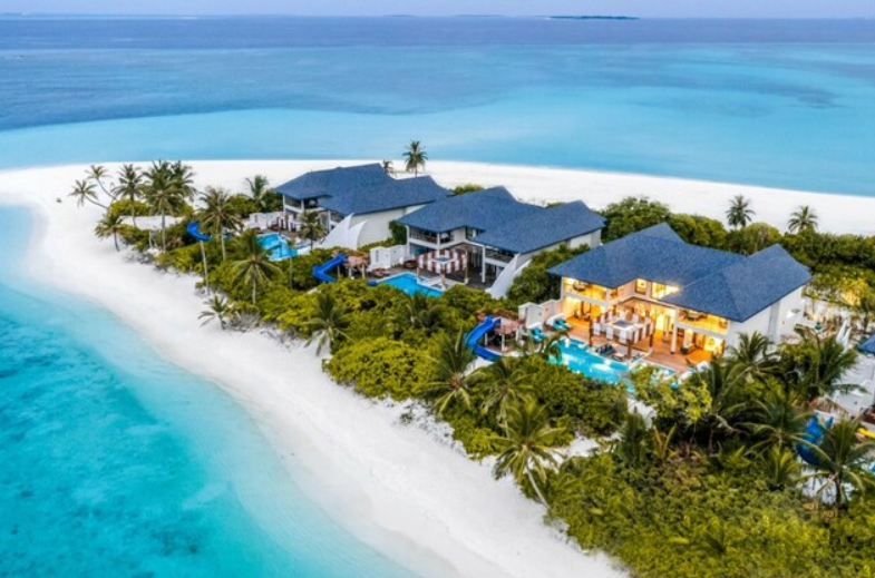 Отель на небольшом уютном острове на Мальдивах.
