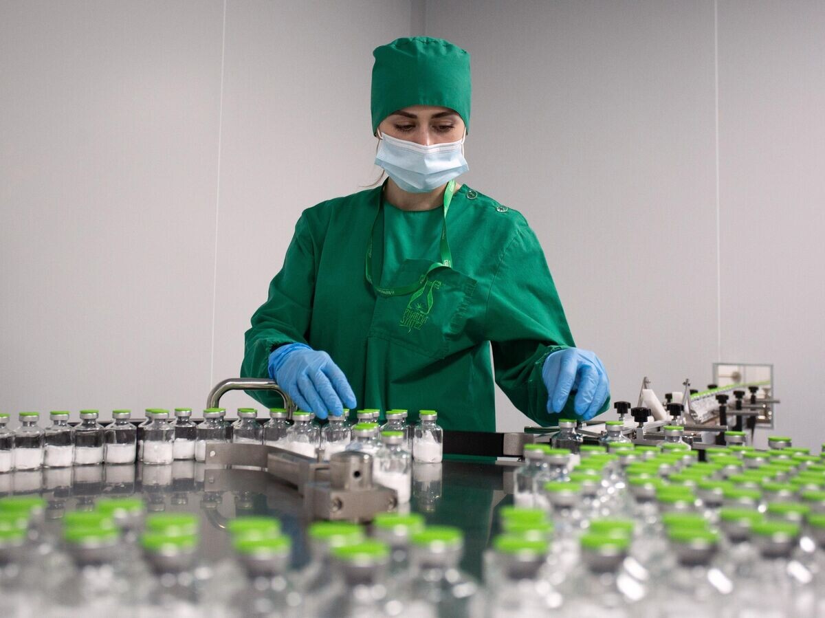    Сотрудница в цехе по производству антибиотиков и противовирусных препаратов© РИА Новости / Евгений Козырев