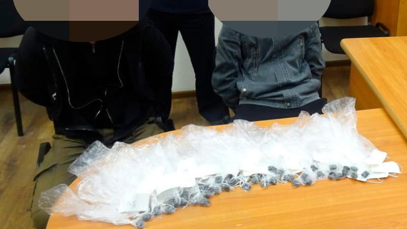    Двоих мужчин подозревают в перевозке крупной партии наркотиков на Ставрополье Фото: УТ МВД России по СКФО