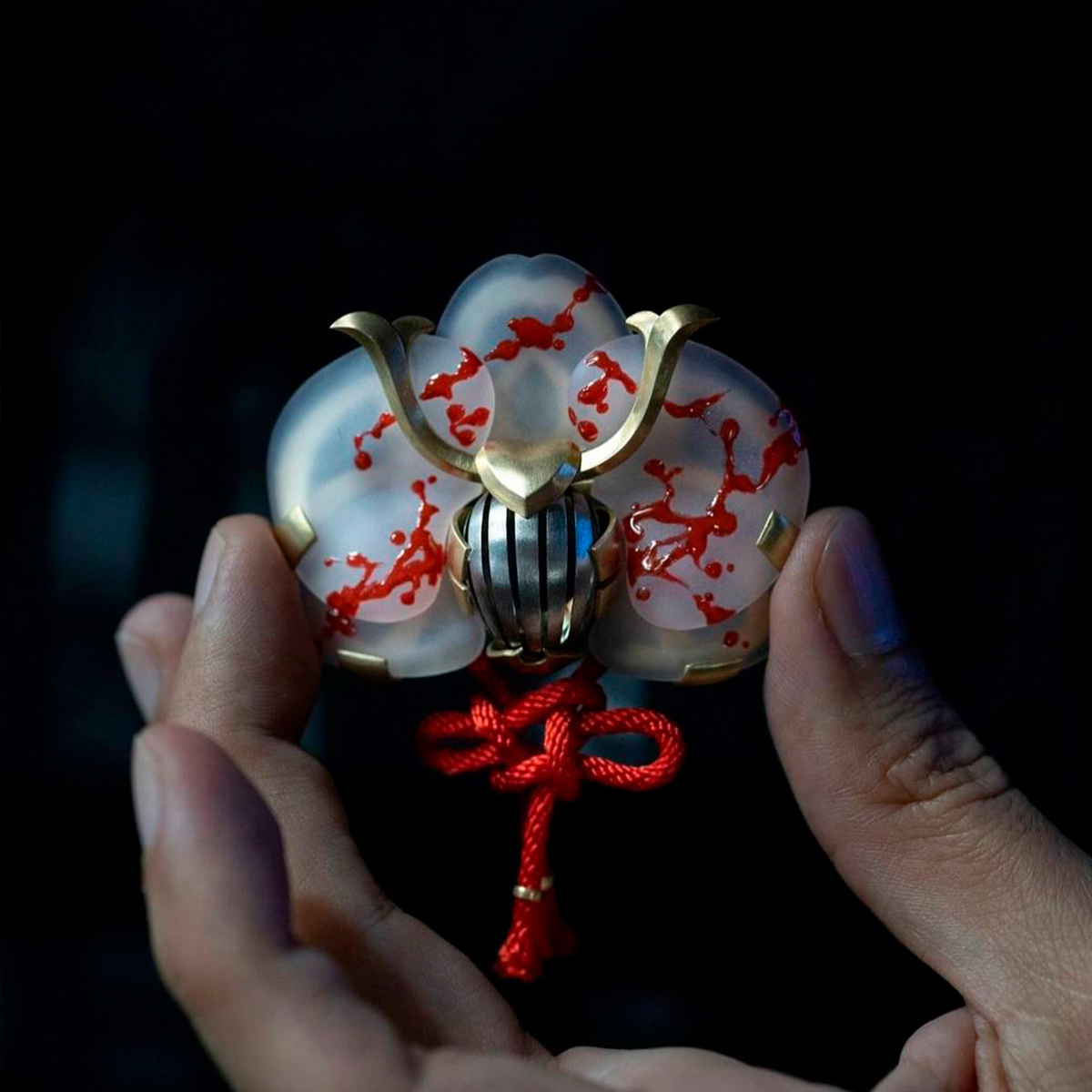 Брошь/подвеска «Безупречное настоящее» [изображение взято из открытых источников]