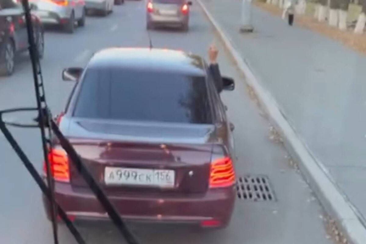    Малиновая Lada не давала проехать троллейбусу в Оренбурге. Кадрами поделились очевидцы