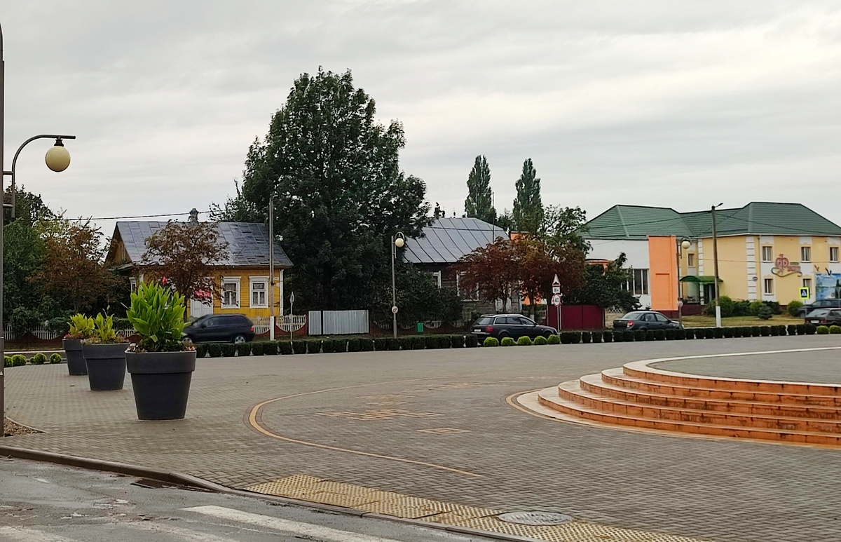 ..., переходящая в городок. Площадь у местного дома культуры.