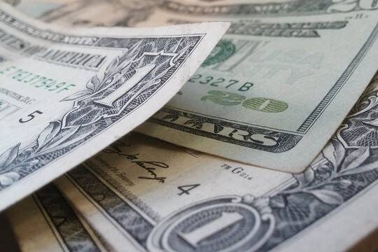    У россиян отказываются принимать наличные доллары за границей
