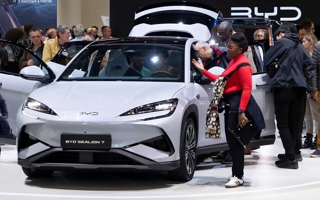 Парижский автосалон 2024 (Фото: Vincent Isore / Keystone Press Agency / Global Look Press) 
https://www.autonews.ru/news/67126b979a7947418c25e812?from=copy