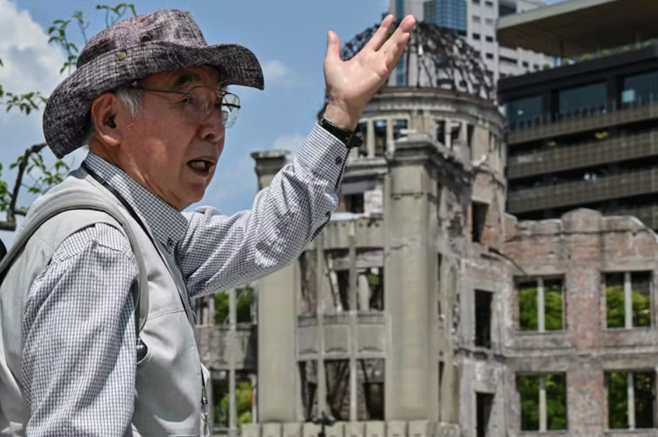 82-летний Масао Ито, переживший атомную бомбардировку, выступает в парке напротив Купола атомной бомбы в Хиросиме 15 мая 2023 года. Ричард А. Брукс/Getty Images