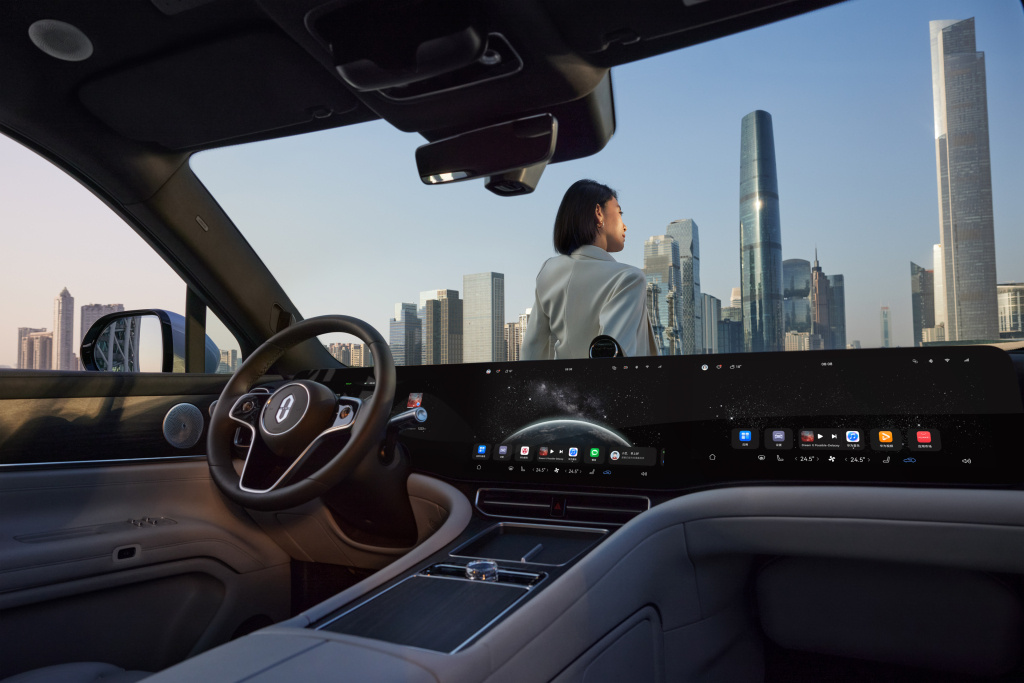 Салон дорогого полноразмерного гибридного кроссовера Aito Seres M9 для российского рынка.