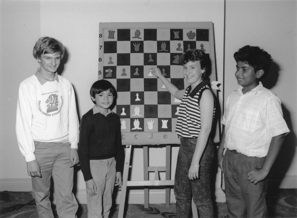 Демис (второй слева) с друзьями в шахматном клубе 