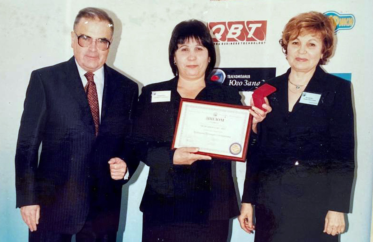 Режиссер Тамара Кипкеева (в центре) с наградой в Доме национальностей в Москве, 2009 г. Фото из архива «Тюбешиу».