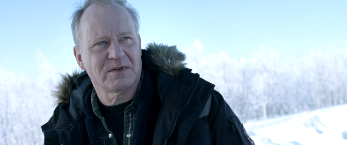 Стеллан Скарсгард в роли Нильса Дикмана. Кадр из кинофильма "Дурацкое дело нехитрое", 2014 г., режиссер Ханс Петтер Муланд, сценарист Ким Фупц Окесон, композиторы Брайан Батц, Каспар Каа, Коре Вестрхейм (скриншот) 