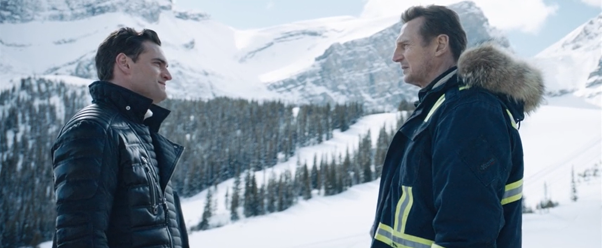 Том Бейтман (Викинг) и Лиам Нисон (Нельс Коксман). Кадр из кинофильма "Снегоуборщик", 2019 г., режиссер Ханс Петтер Муланд, сценаристы Франк Болдуин, Ким Фупц Окесон, композитор Джордж Фентон (скриншот) 