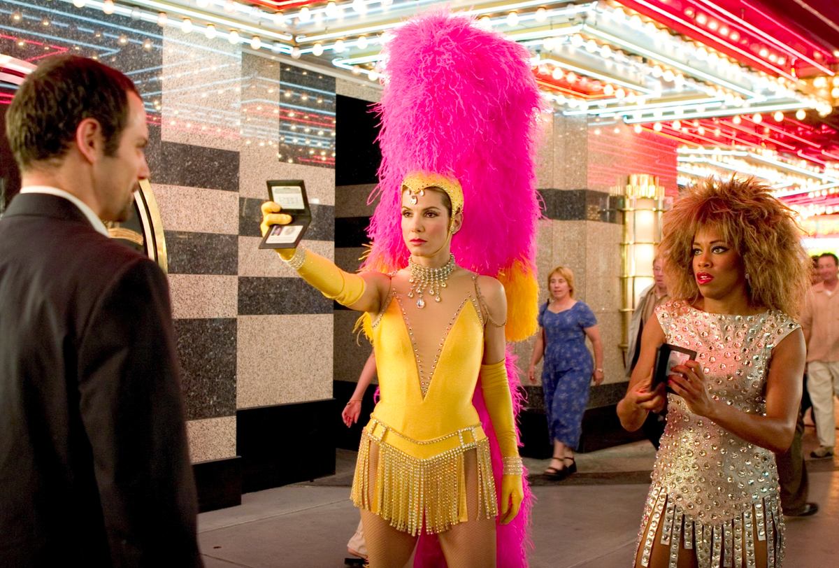 Фильм "Мисс Конгениальность" - не совсем идеально, но подходит для иллюстрации поведения агрессивной женщины. Смотрели? Фильм очень смешной! 