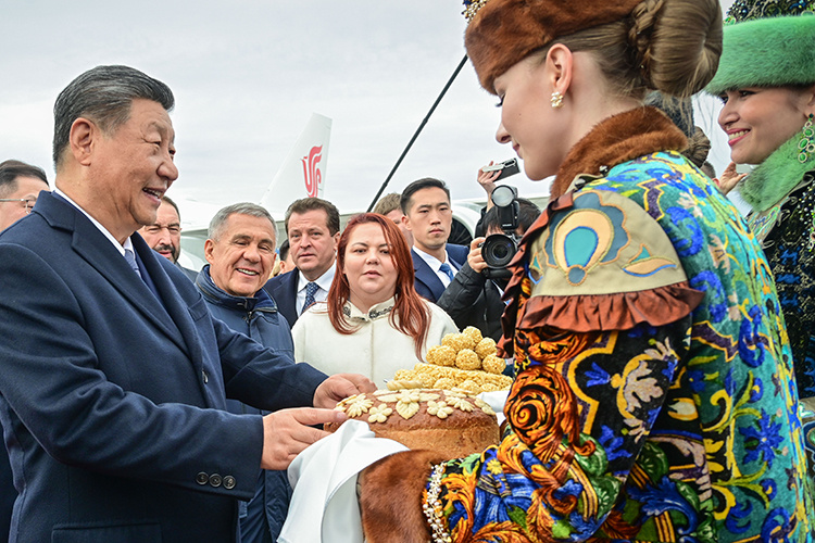   Раис Татарстана встречал Си Цзиньпина у трапа самолета и угощал традиционным татарским лакомством чак-чак. Оказалось, Татарстан и Китай куда ближе друг к другу, чем это можно было представить раньше.   
Фото:  rais.tatarstan.ru