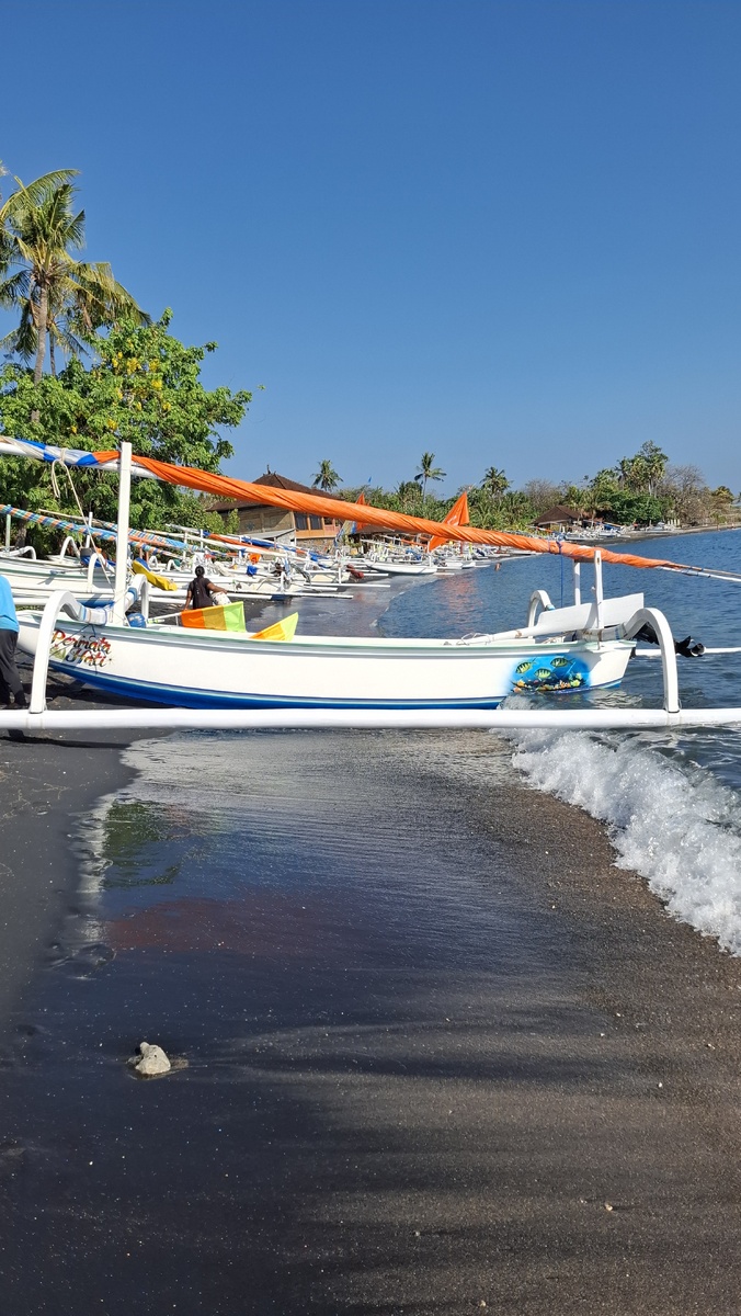 Посмотрите, как украшена лодка!
