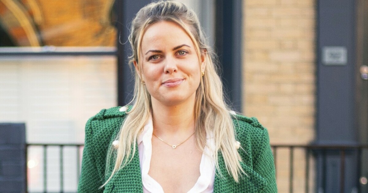 Это Сесилия (бывшая "девушка" Саймона) сейчас, она пополнела, а на кадрах их общих с Саймоном фото она моложе и стройнее (листайте)