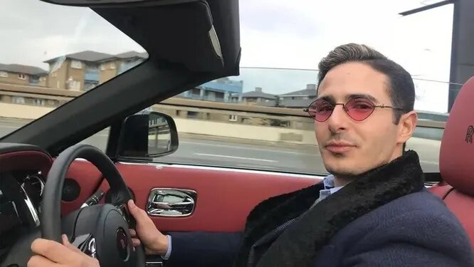 Это Саймон с атрибутами роскошной жизни (листайте)