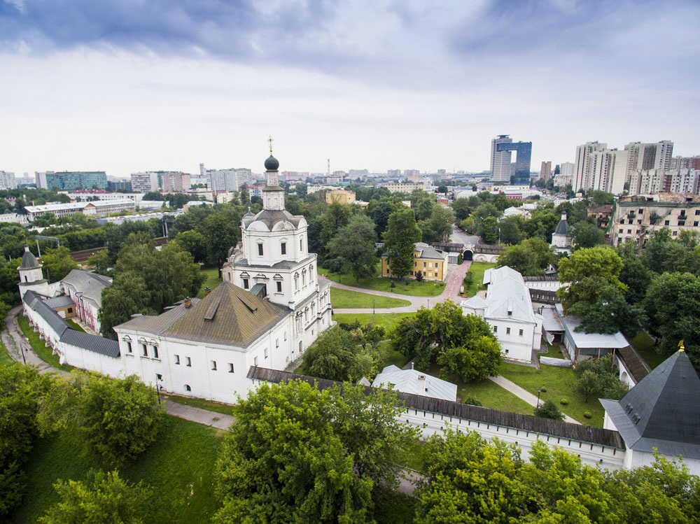Вид Спасо-Андроникова монастыря со стороны реки Яузы. Фото Ивана Шаповалова