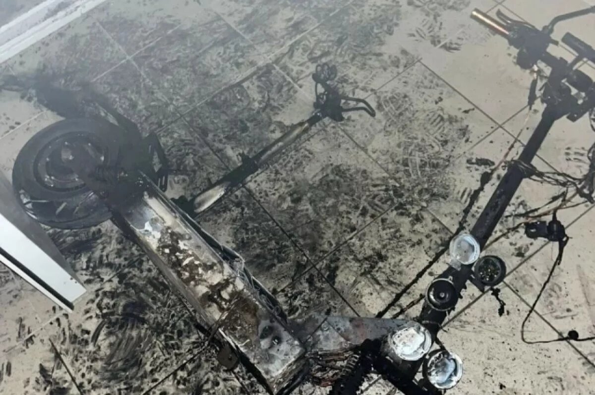    В Челябинске оставленный на зарядке электросамокат чуть не спалил квартиру