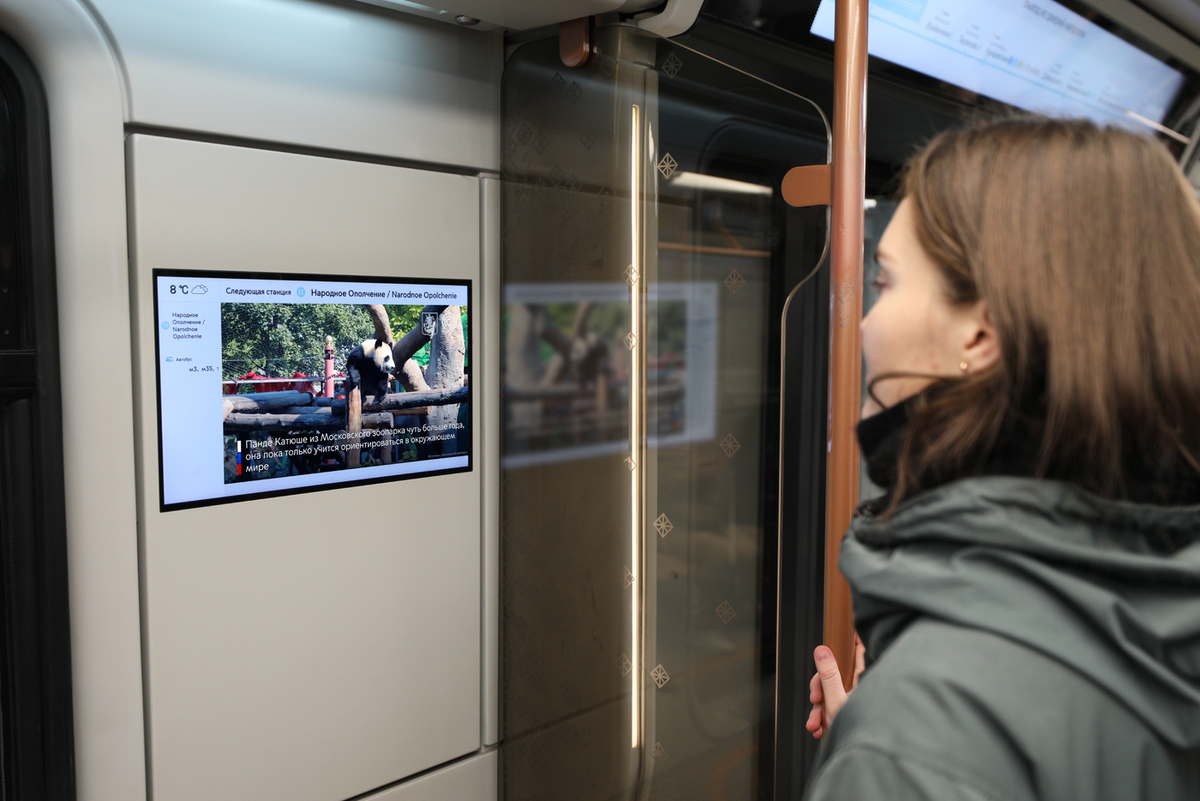    На медиаэкранах Московского транспорта показали более 350 партнёрских роликов. Предоставлено пресс-службой Московского метрополитена.