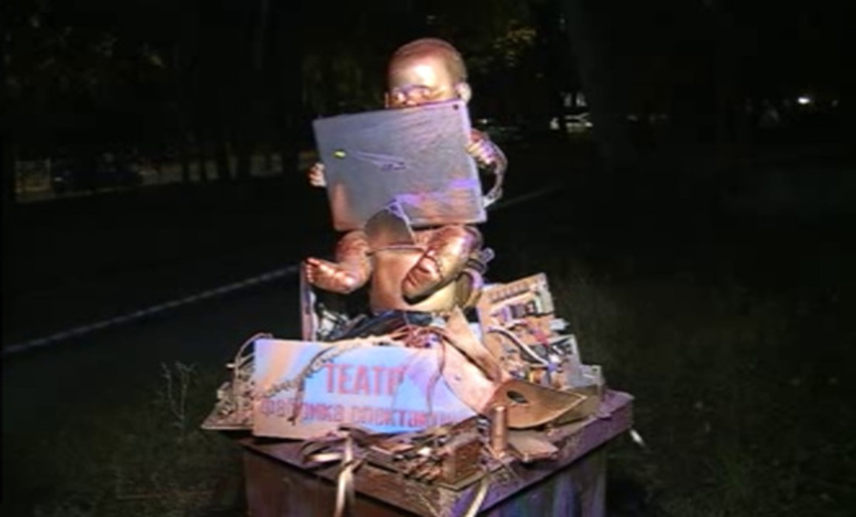    Курский художник Олег Радин в честь 32-летия галереи «АЯ» открыл «Памятник креативной индустрии»