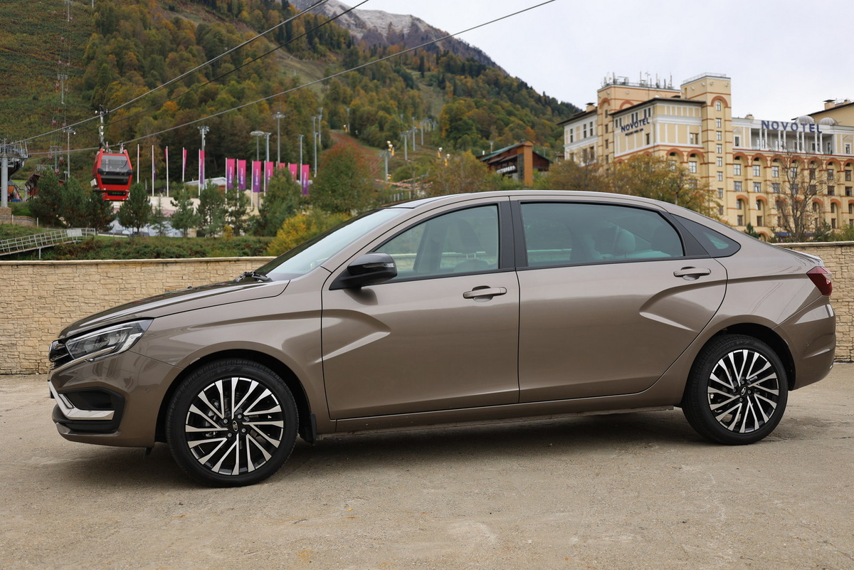 Lada Aura:  сбоку сразу бросается в глаза намного более широкая задняя дверь.