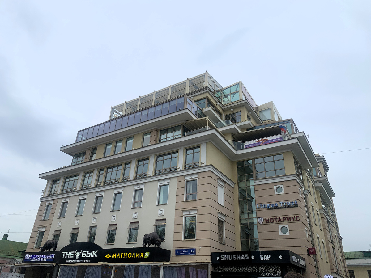 Вот в этом доме на Страстном бульваре, на самых верхних этажах находится ресторан Twins Garden