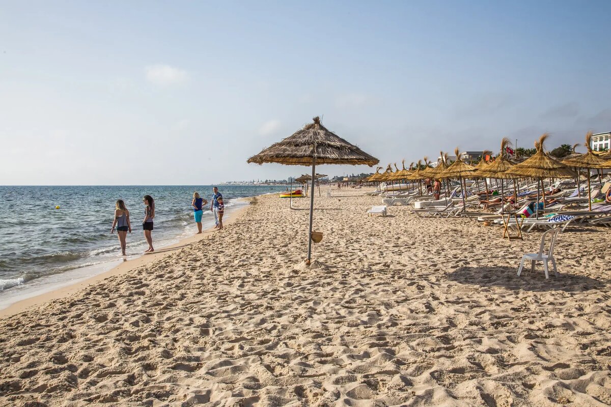     Туристы на пляже в Тунисе. © "Интерфакс". Андрей Щетинин