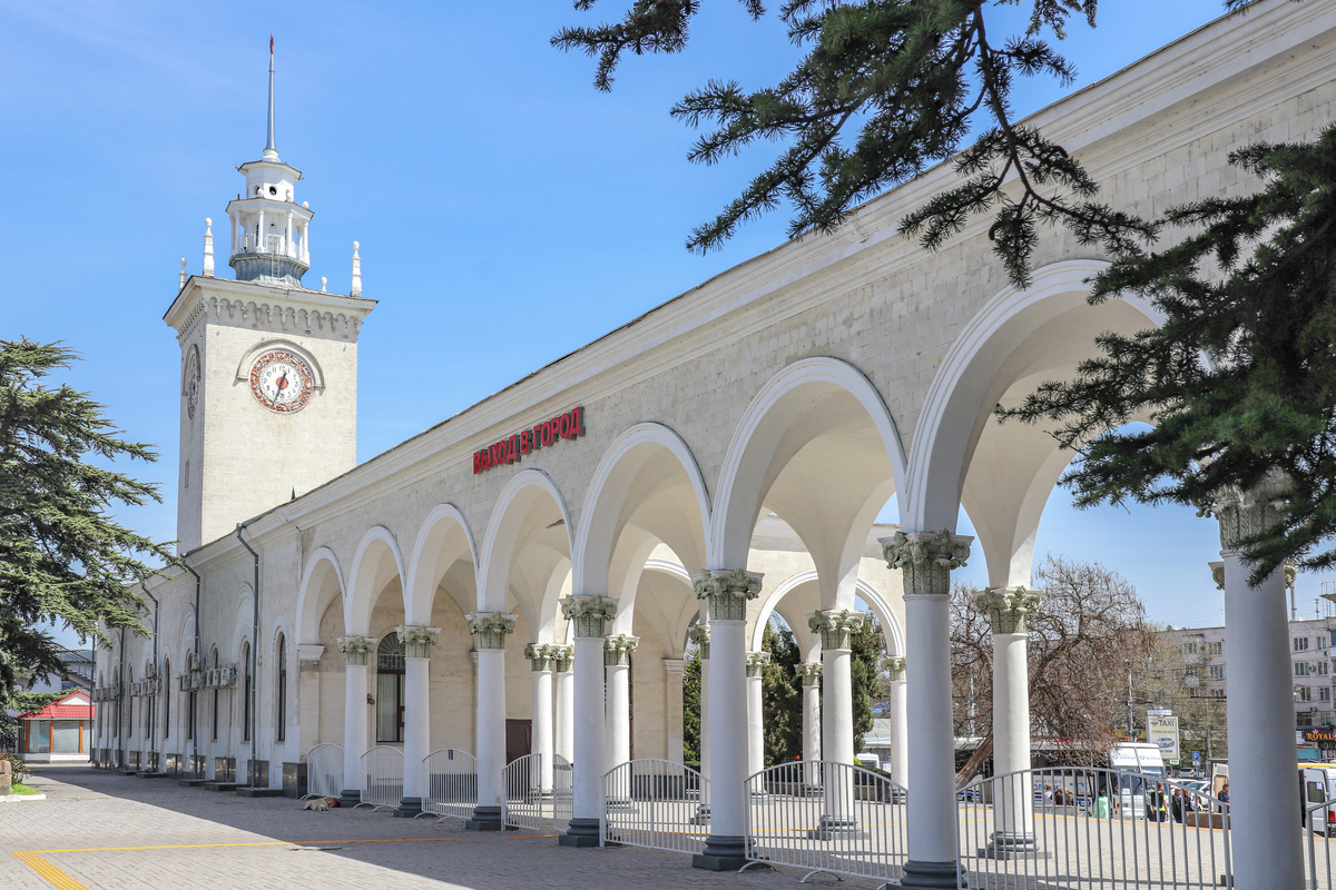 Железнодорожный вокзал Симферополя // Фото: Туристический портал Республики Крым, Алексей Цесельский