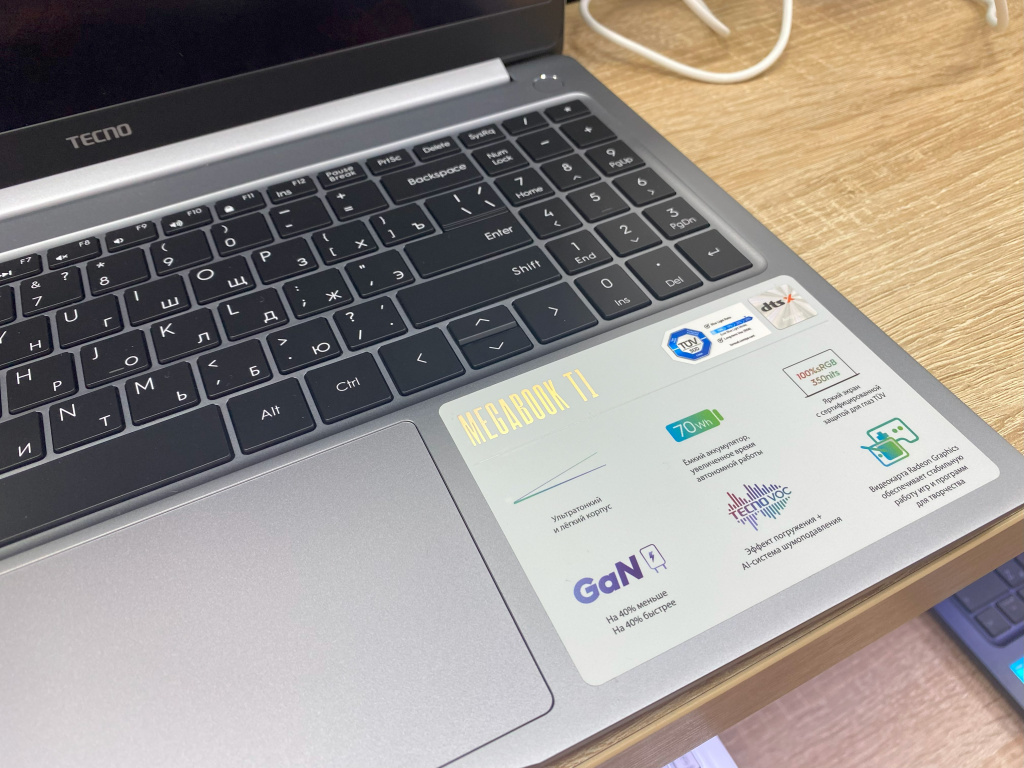 

Ноутбук TECNO Megabook T1 15.6 легко открывается одной рукой. А угол раскрытия целых 180 градусов.