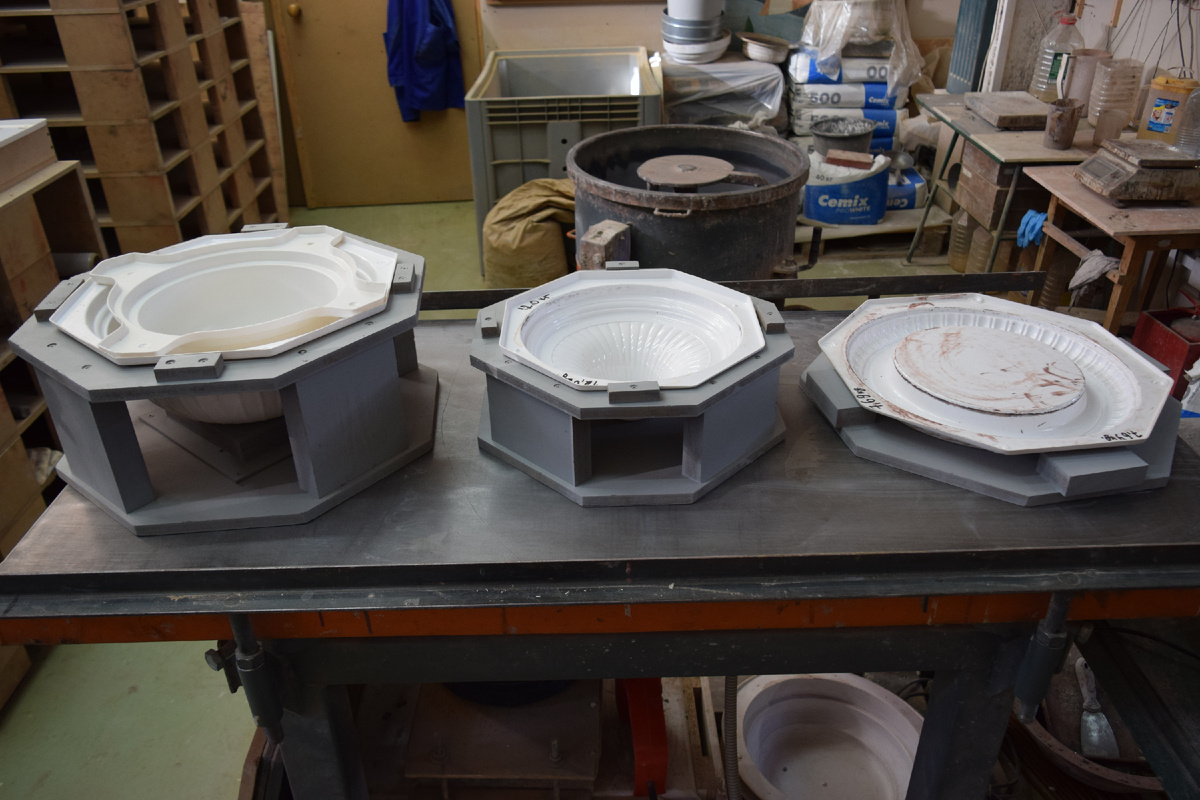 Комплект форм с оснасткой для изготовления вазона из бетона.