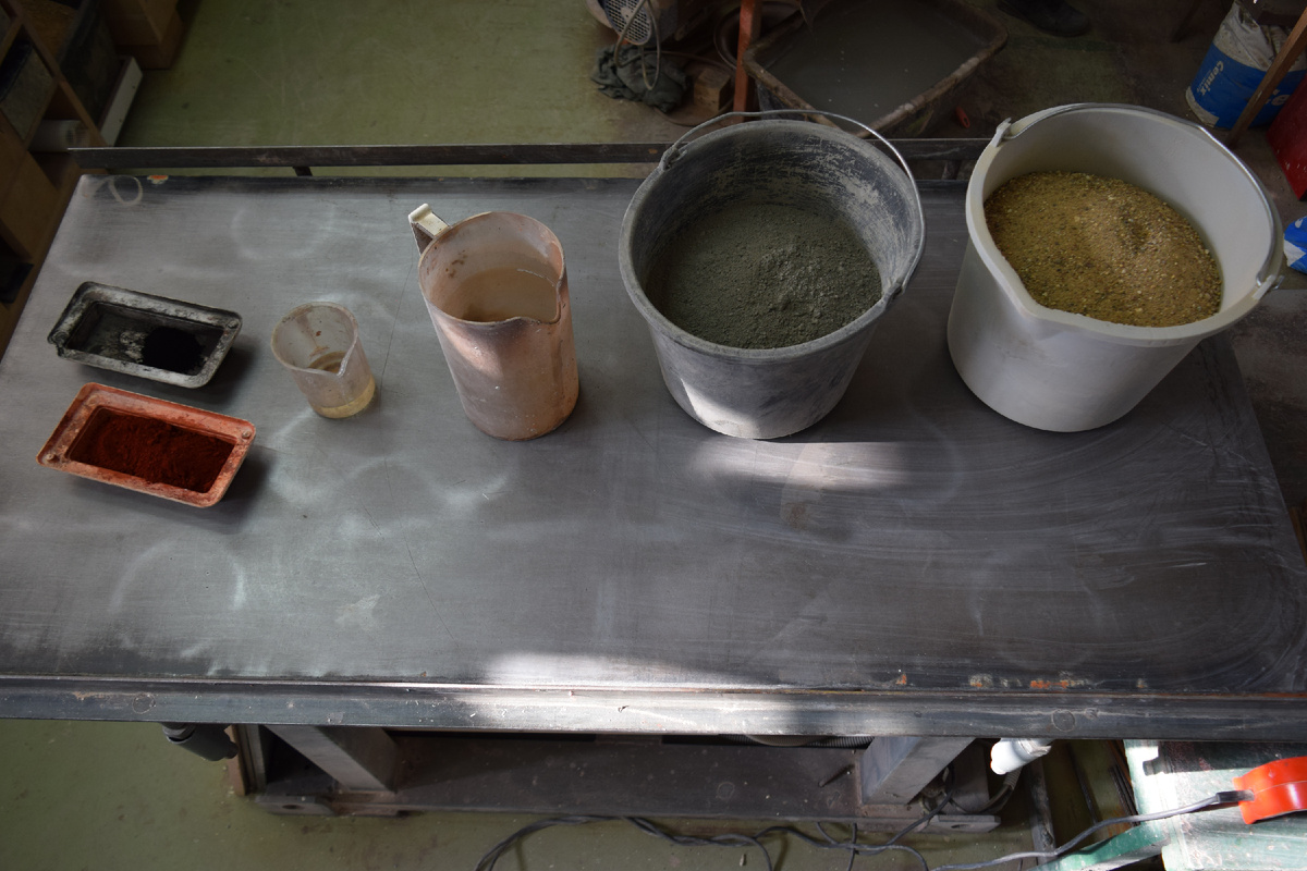 Необходимое сырье - песок, цемент, вода, пластификатор и пигменты.