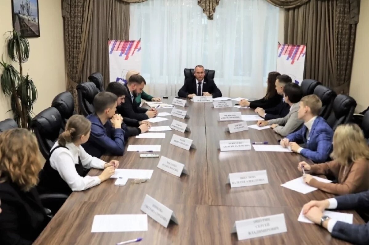    Председатель Гордумы Евгений Чинцов встретился с членами Молодежной палаты