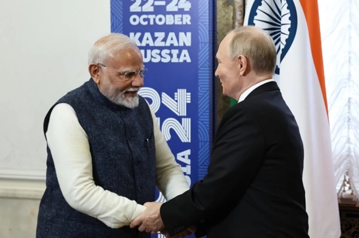    Президент РФ Владимир Путин и премьер-министр Индии Нарендра Моди во время встречи в рамках XVI саммита БРИКС в Казани