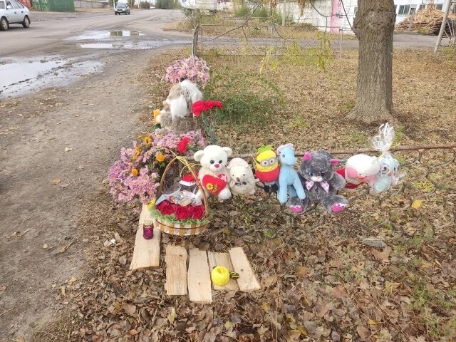    Новоаннинцы несут к месту трагедии цветы, игрушки и свечи. Фото: Telegram/ Новоаннинский сегодня