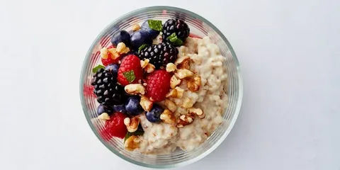 овсянка с ягодами и орехами