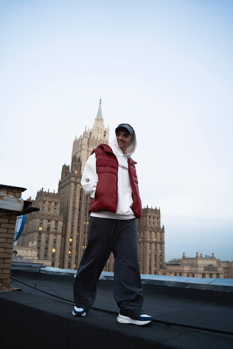 Певец Саша Филин в одежде от ICEBERG