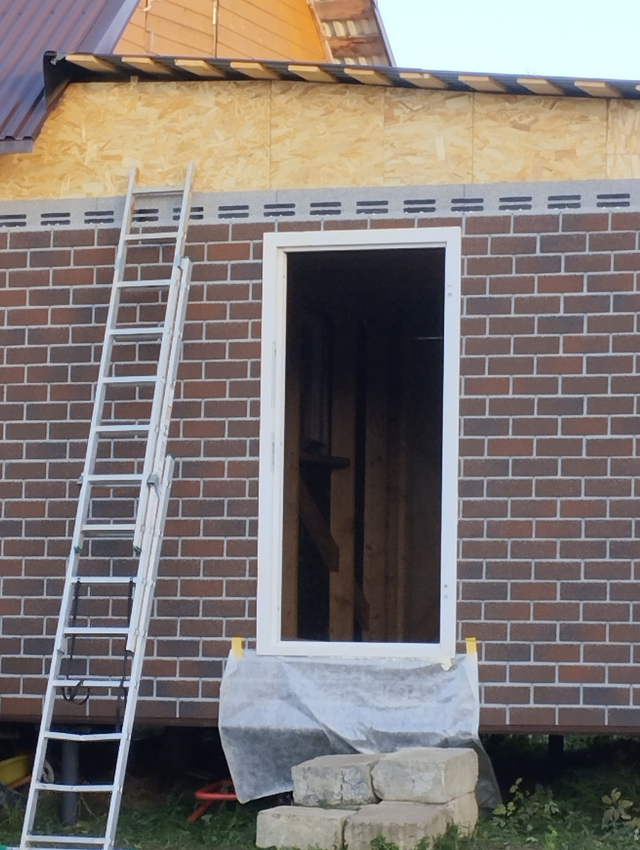 Снизу временно приклеили плёнку, чтобы монтажной пеной не испортить Хауберг