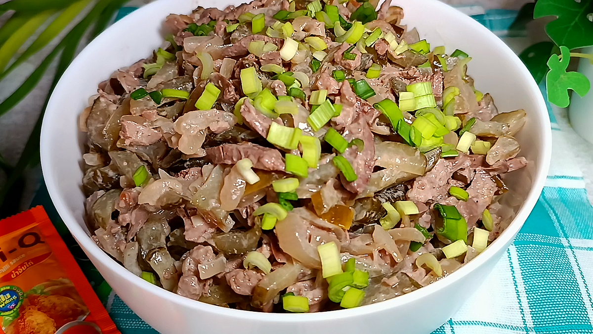 Салат с куриной печенью и маринованными огурцами