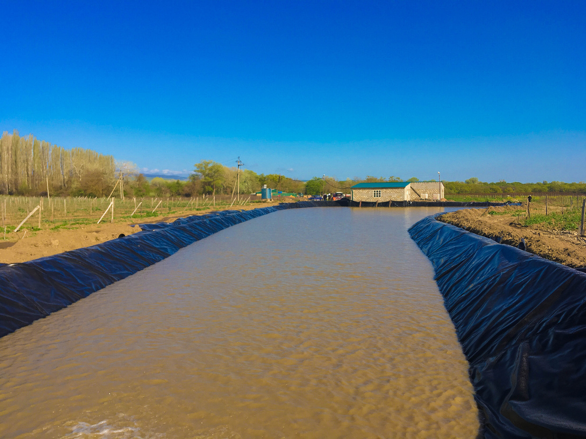 Изоляция с помощью геомембраны.
