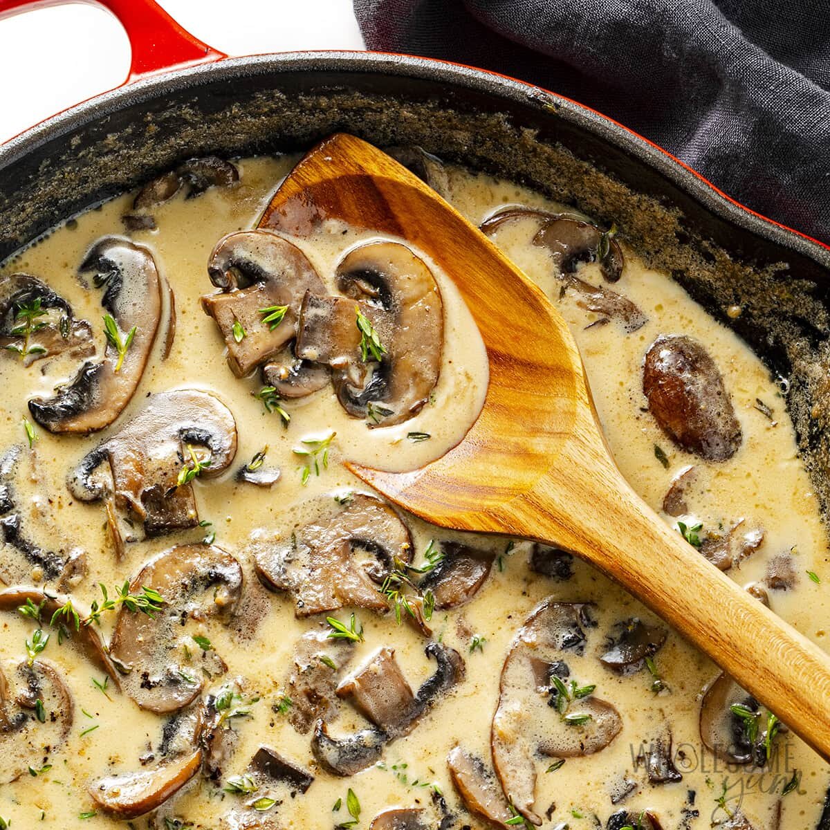 Белые грибы в сметане