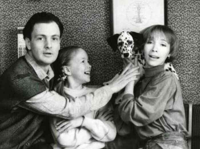  Дарья Мороз в детстве с родителями. / Фото: www.kino-teatr.ru