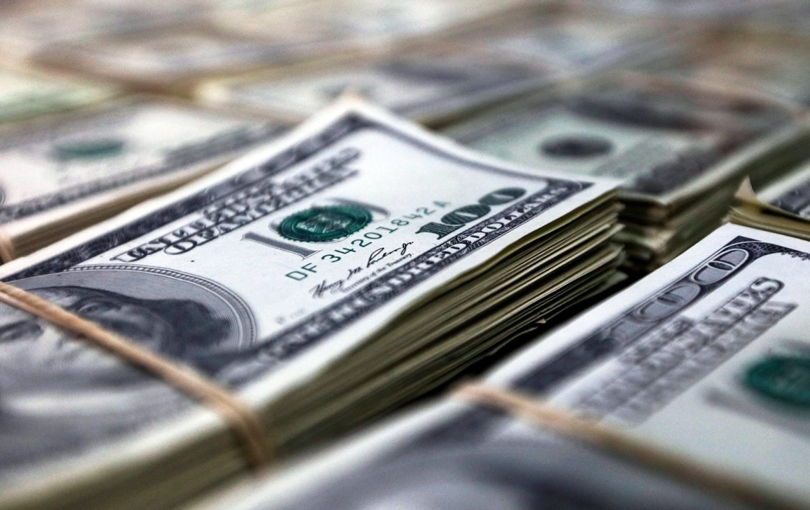    Экономист Беляев заявил, что устаревшие доллары можно обменять в других странах