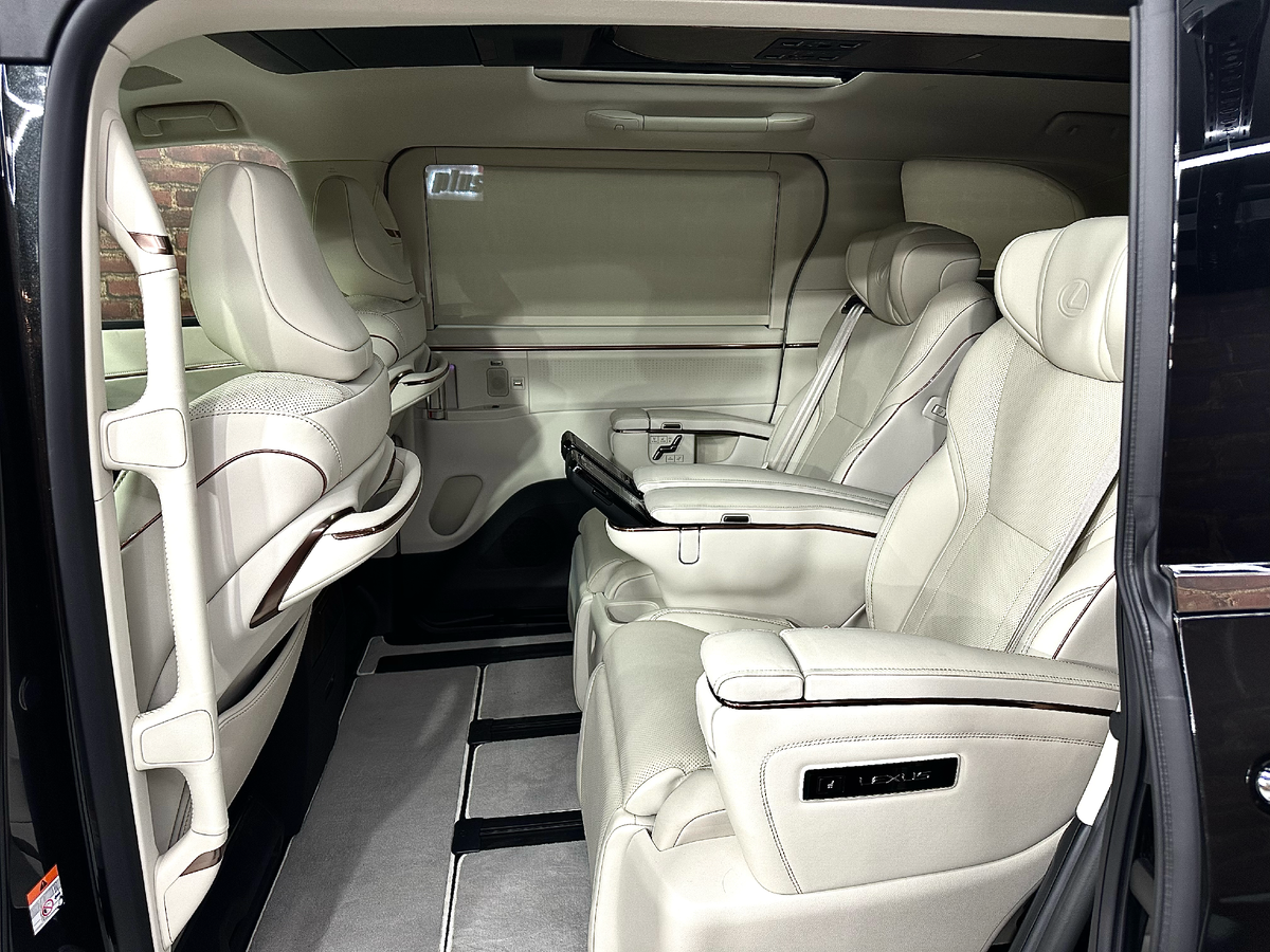 Салон нового Lexus LM 350h 2024