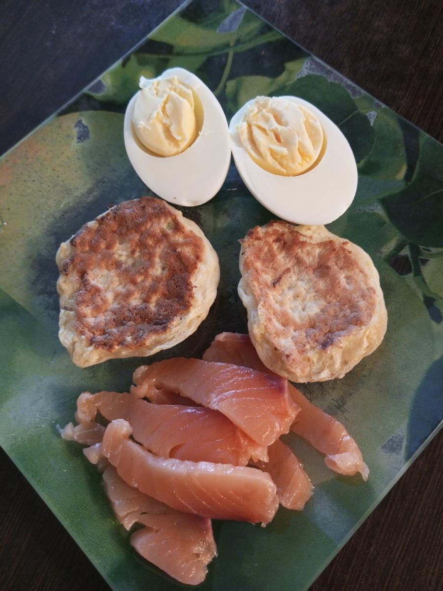 Оладьи из кабачка, рыба и яйцо