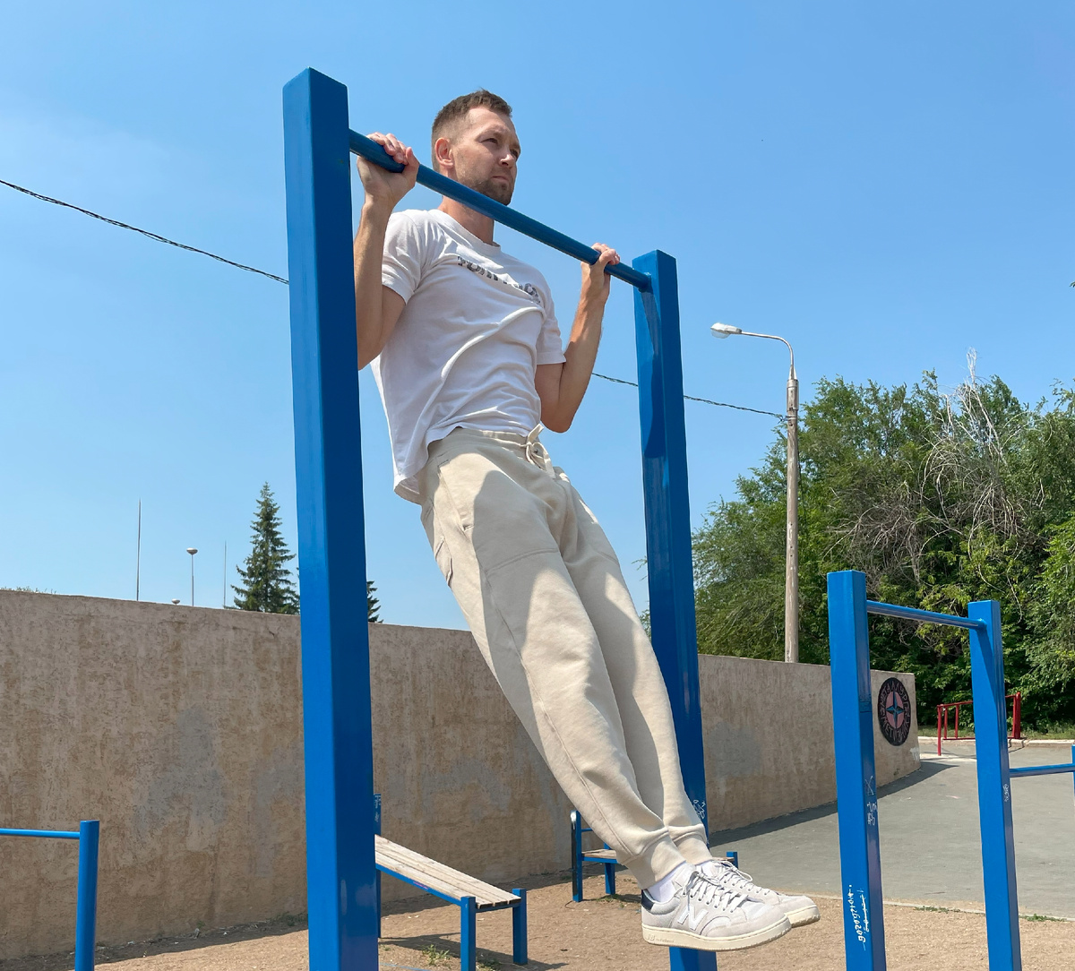 Подтягивания в парке