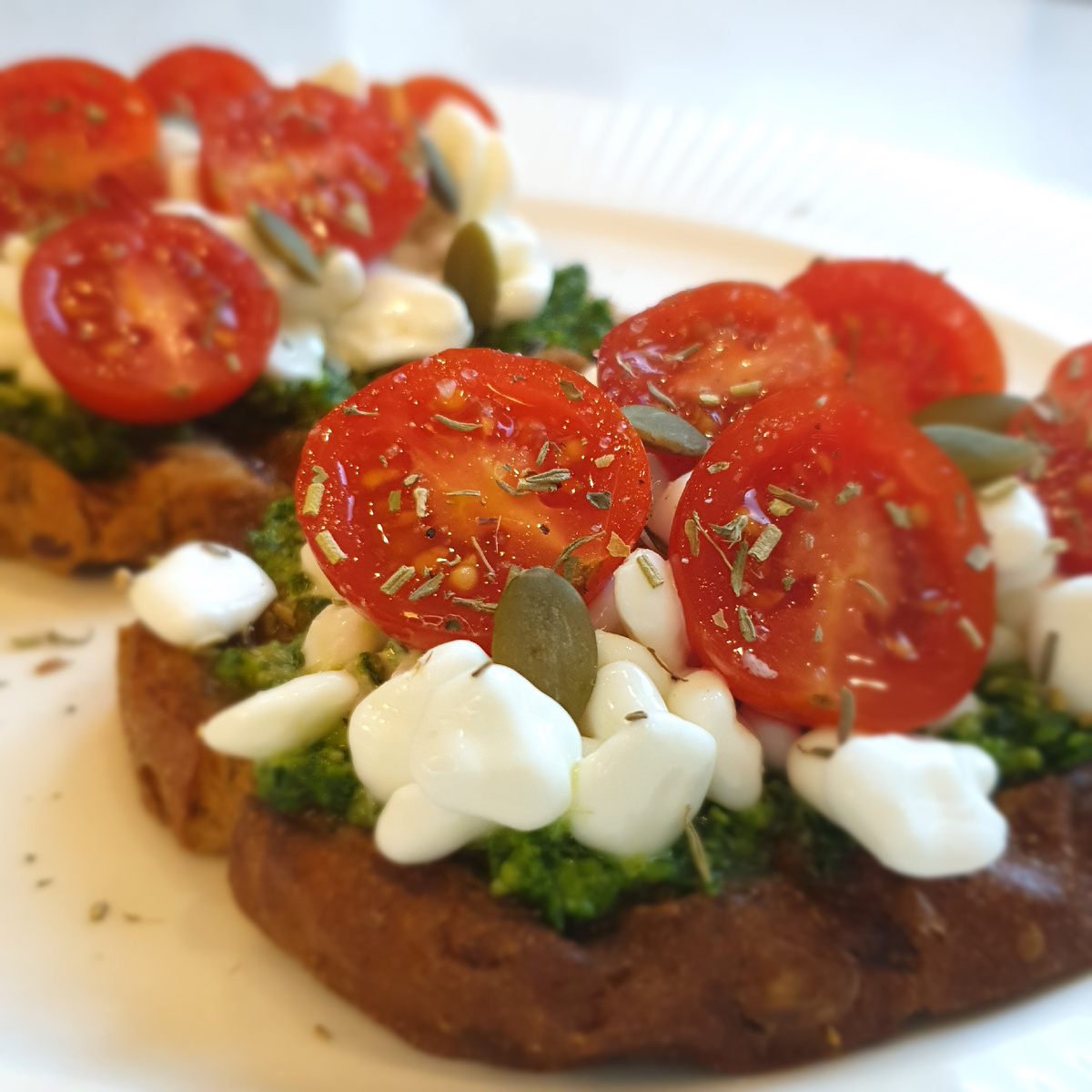 Брускеты с песто,  зернёным творогом и черри 