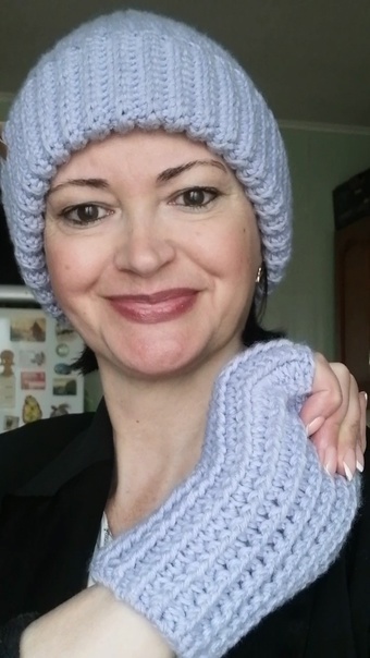 Шапочка и митенки в технике поперечного вязания